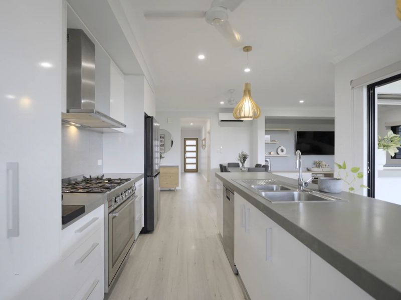 elegantna kuhinja sa spojenim dnevnim boravkom bele boje