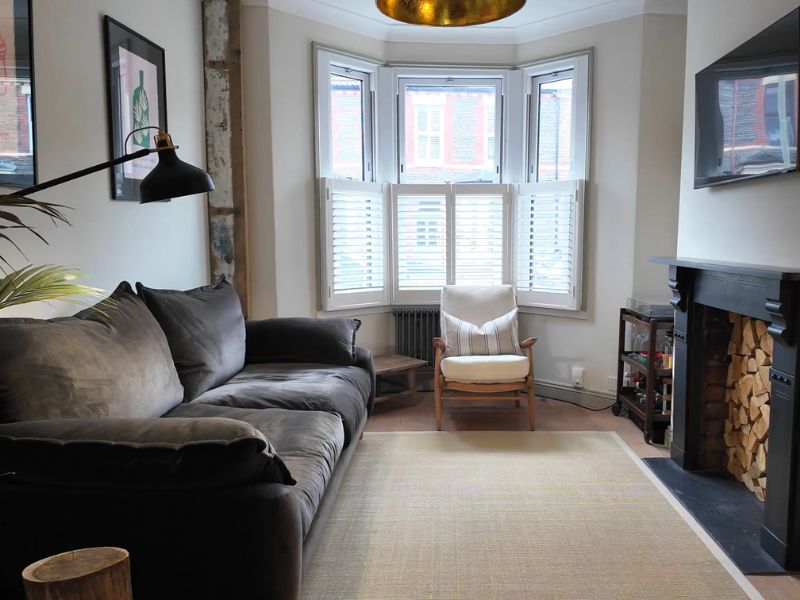 topao dnevni boravak sa kaminom, ugaonom i televizorom