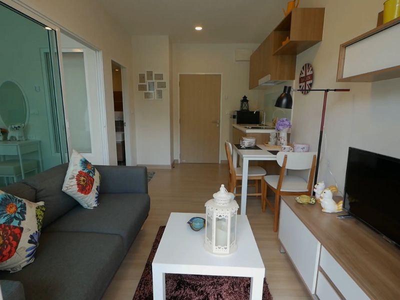 prikaz malog dnevnog boravka sam malom ugaonom, stolčićem, stolom za ručavanje i kuhinjom