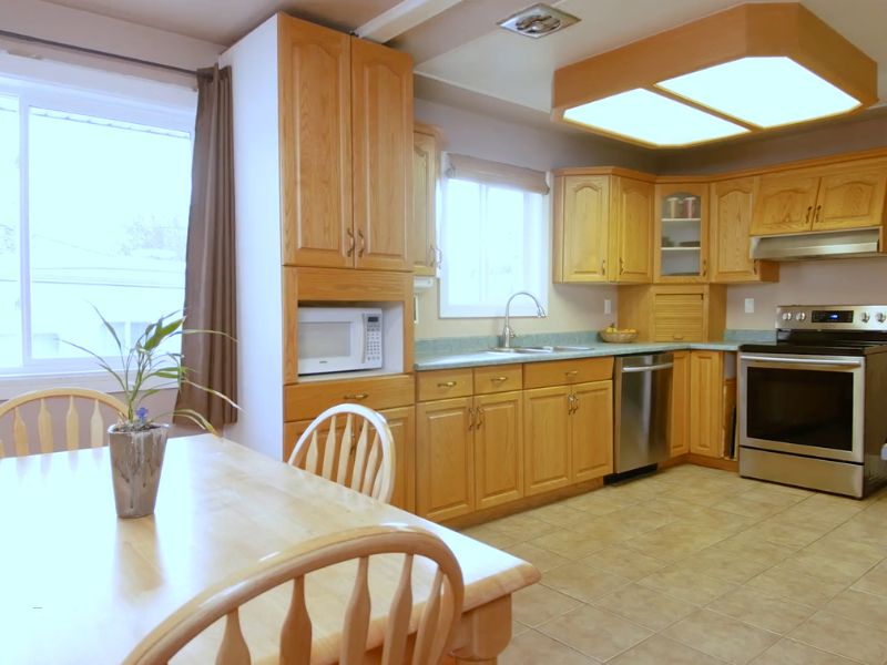 kuhinja i dnevni boravak u drvetu