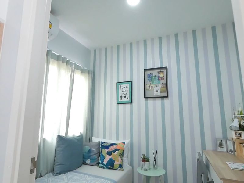 dekorisan zid sa plavo belim trakicama