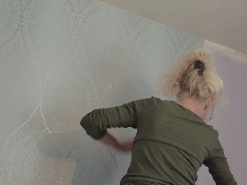 devojka dekoriše zid