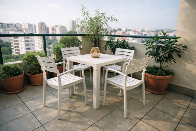 Mala terasa sa baštenskim setom Siena 4, sto 80x80 cm i četiri plastične stolice u svetloj moka boji